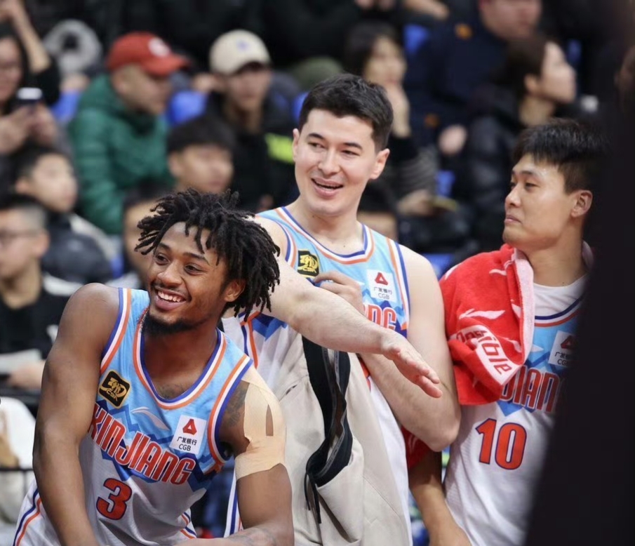 包含转会期CBA季后赛焦点战，新疆广汇官宣签约，媒体盛赞，身体对抗强度拉满的词条