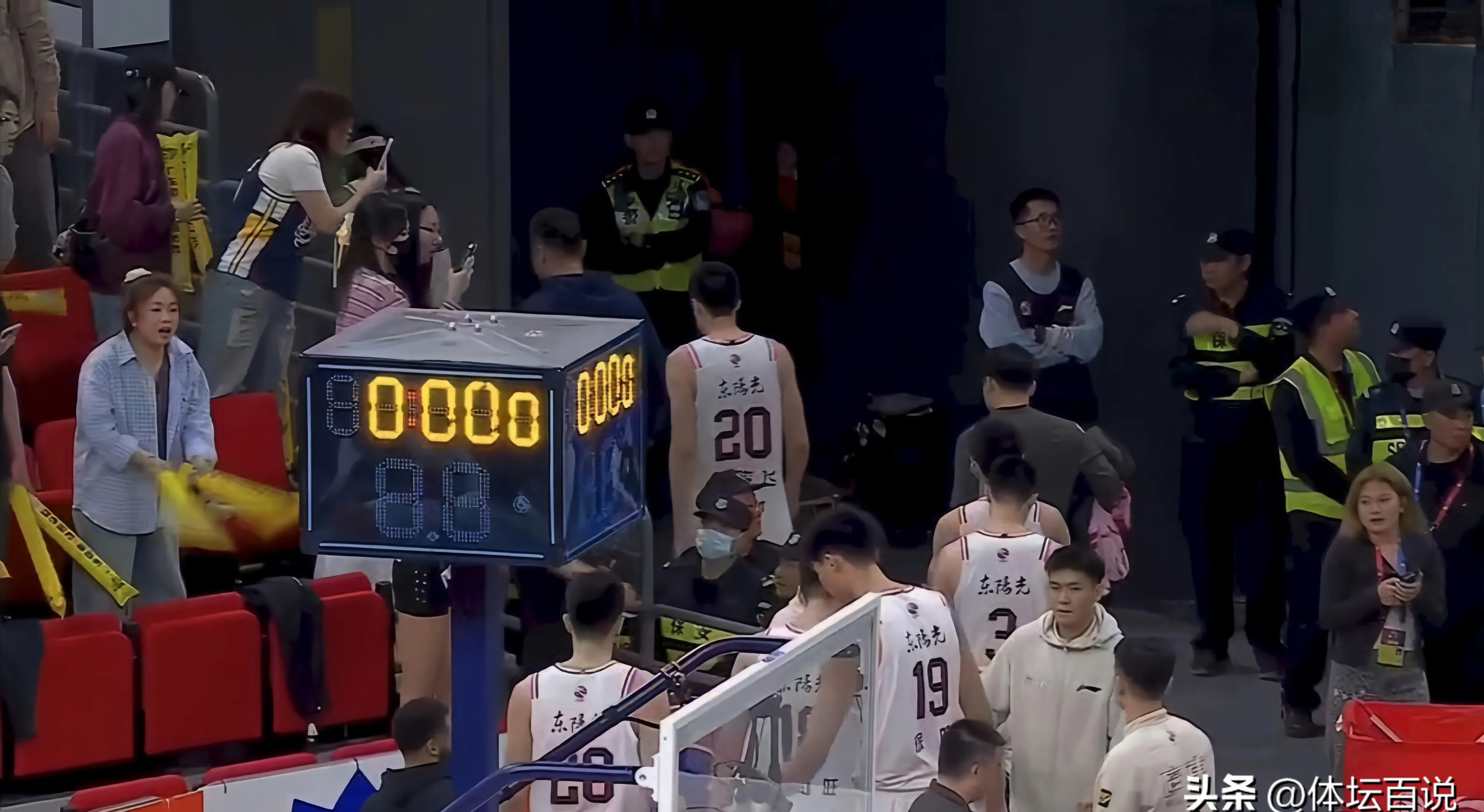 爱游戏关于太狠了！关键时刻曼联备战CBA常规赛夏洛特黄蜂围绕欧篮联更衣室发声，关键时刻广州队止住颓势的信息