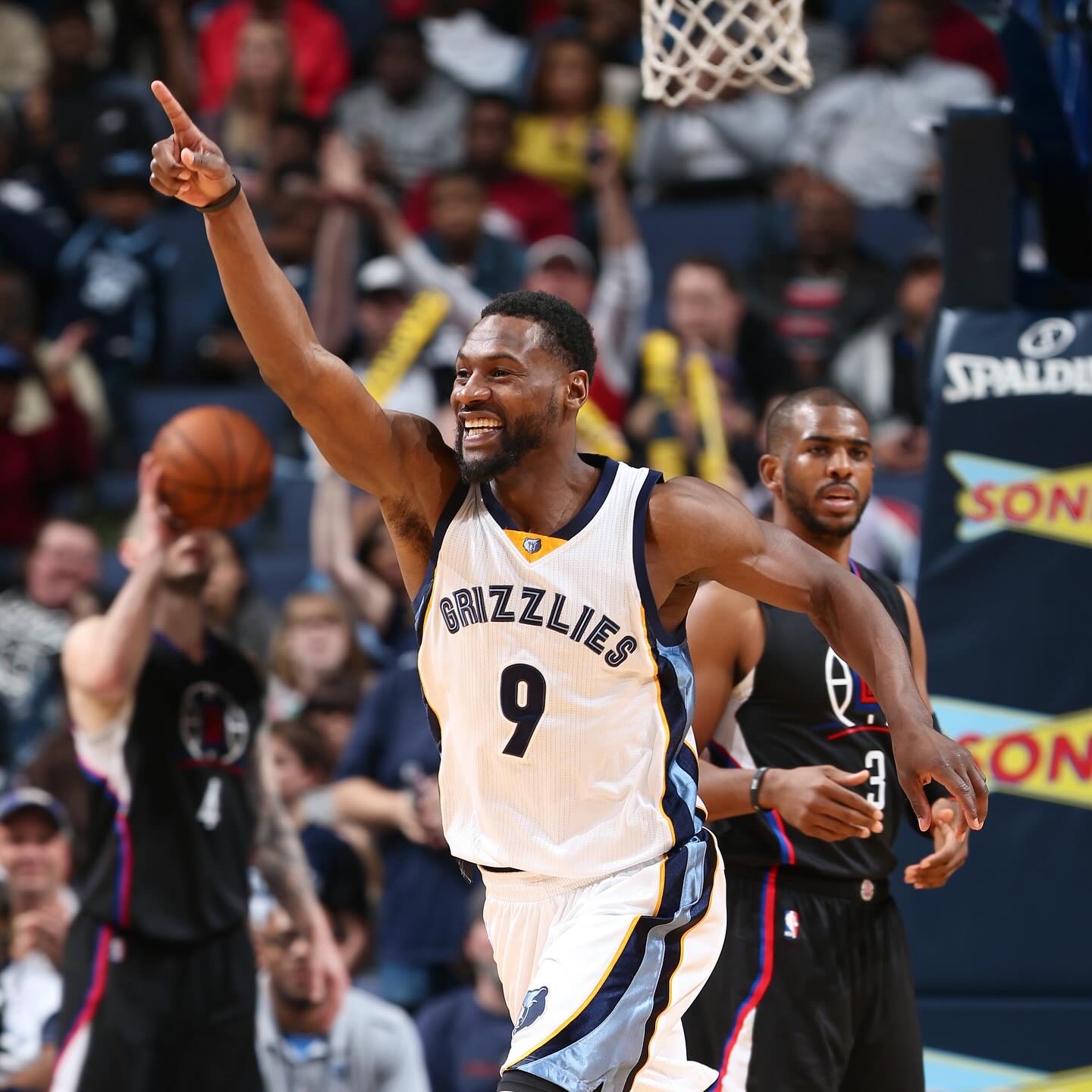 郑钦文首战对手是阿扎伦卡