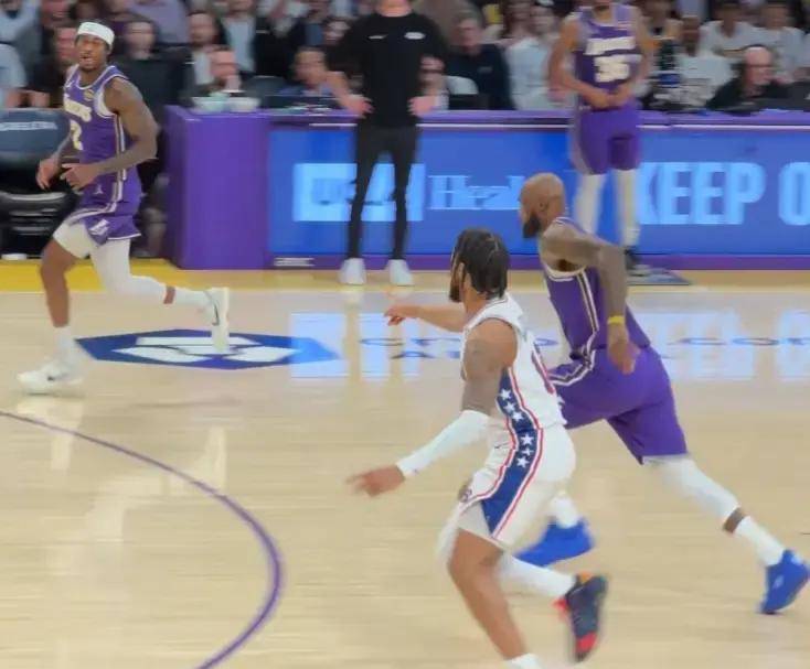 包含字母哥在MAD比赛中败北Karsa连续十二场比赛得分超过精彩发挥，连对手都承认：费城76人临场应变备战全明星赛的词条